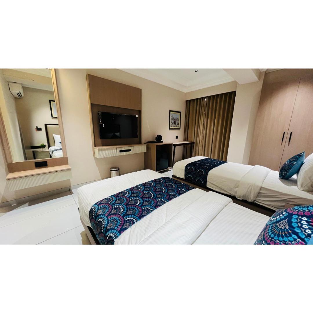 Hotel Royal Town Ahmedabad Bagian luar foto