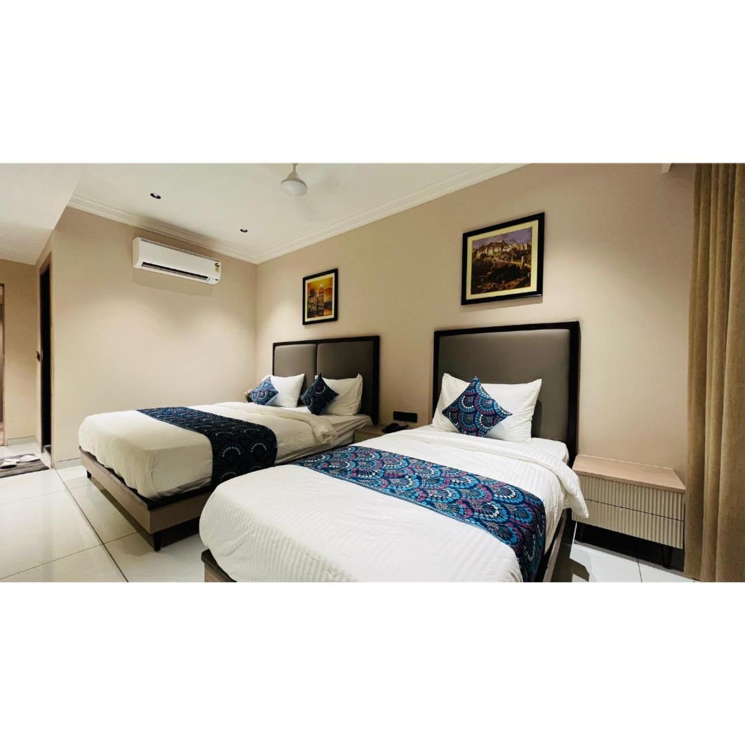 Hotel Royal Town Ahmedabad Bagian luar foto