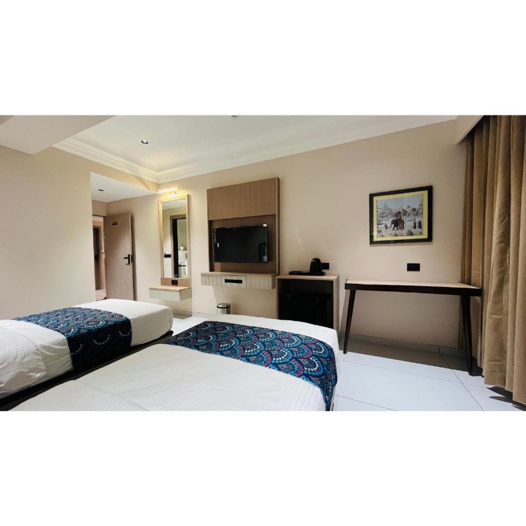 Hotel Royal Town Ahmedabad Bagian luar foto