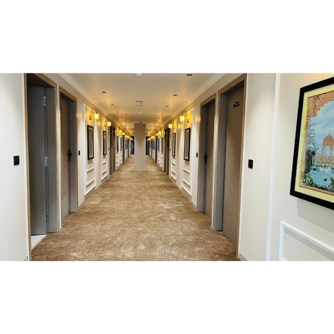 Hotel Royal Town Ahmedabad Bagian luar foto