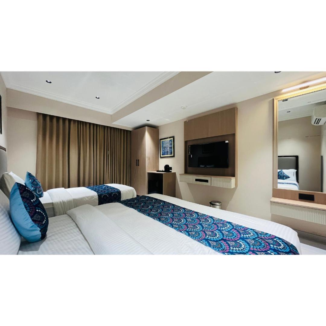 Hotel Royal Town Ahmedabad Bagian luar foto