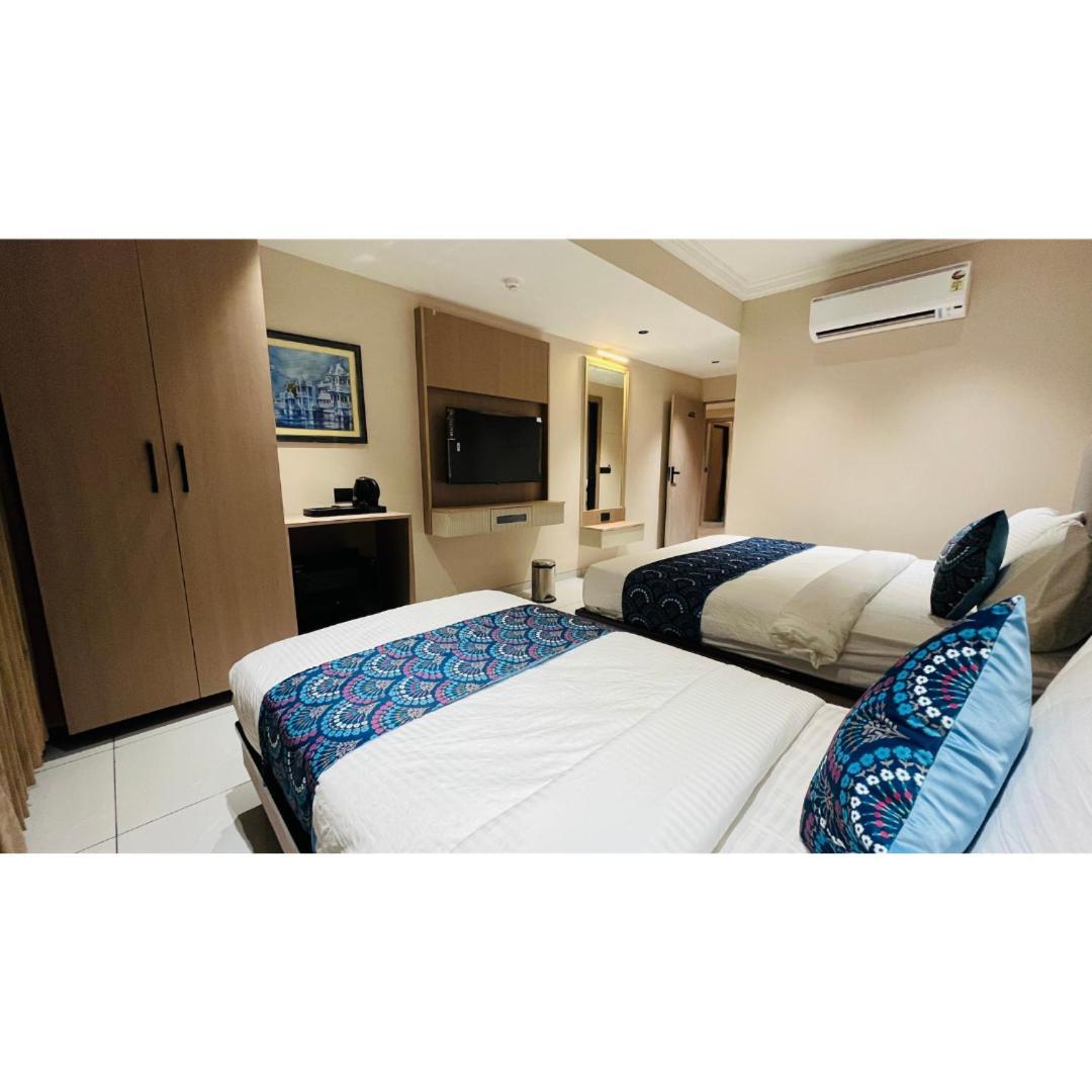 Hotel Royal Town Ahmedabad Bagian luar foto