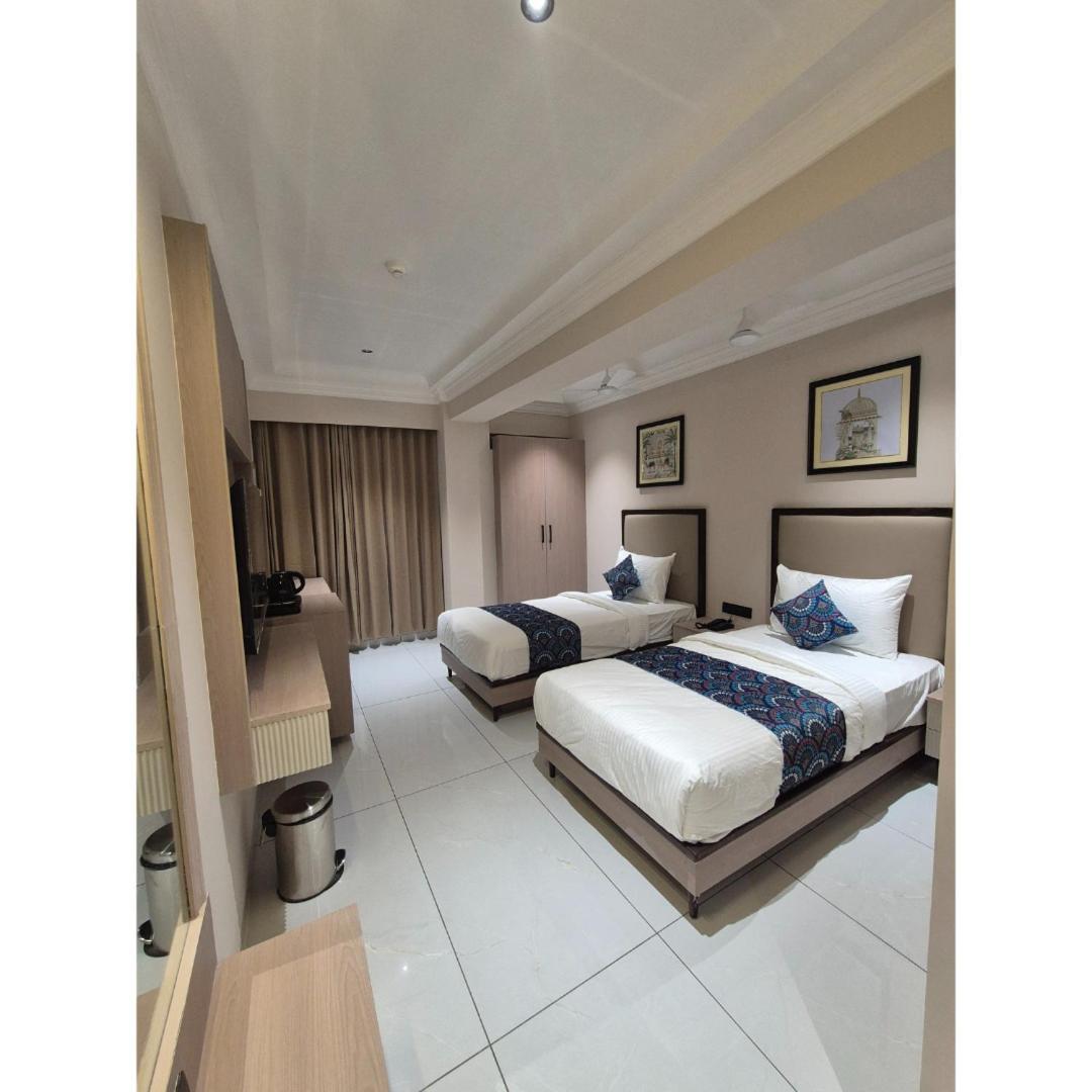 Hotel Royal Town Ahmedabad Bagian luar foto