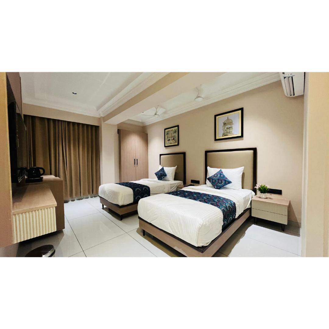 Hotel Royal Town Ahmedabad Bagian luar foto