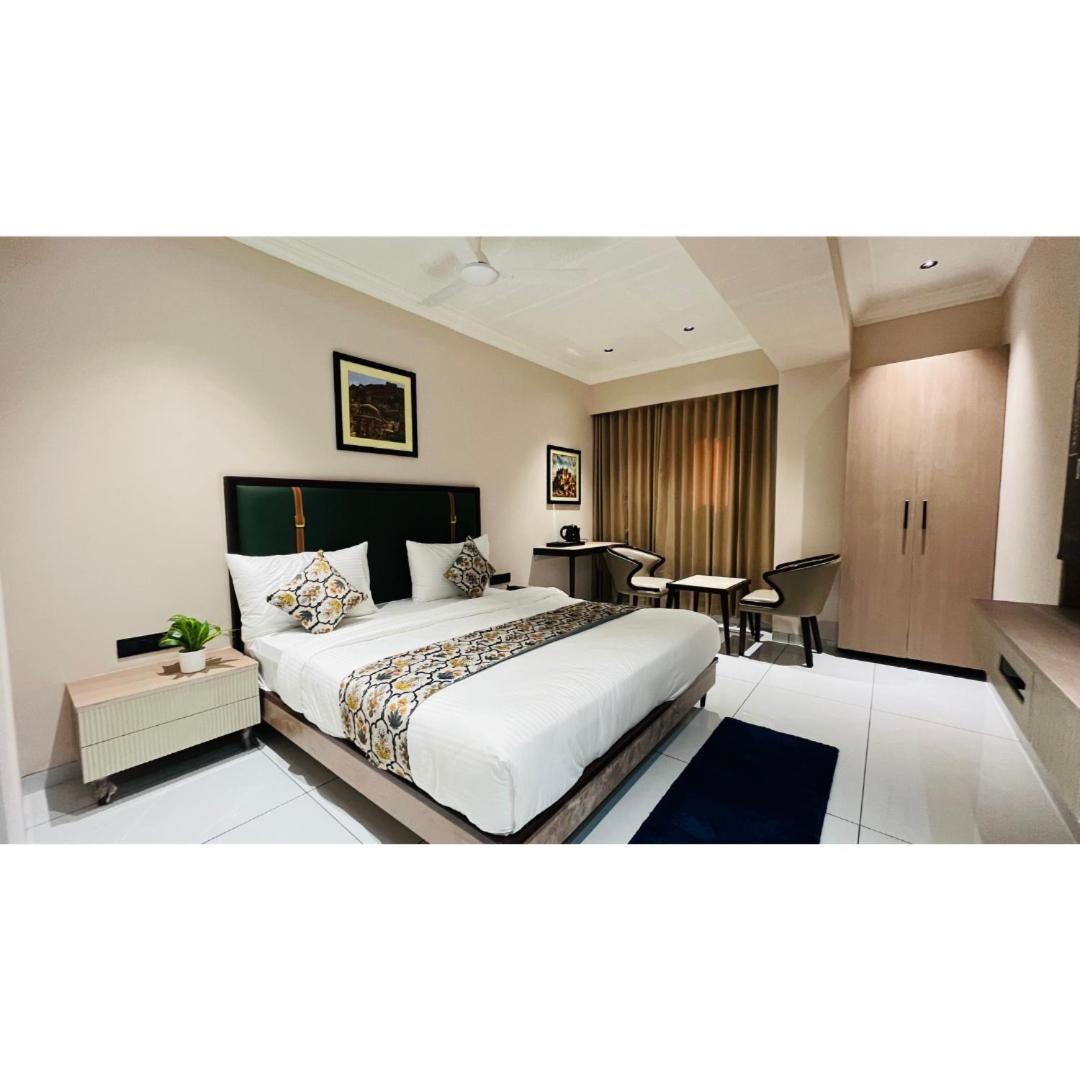 Hotel Royal Town Ahmedabad Bagian luar foto
