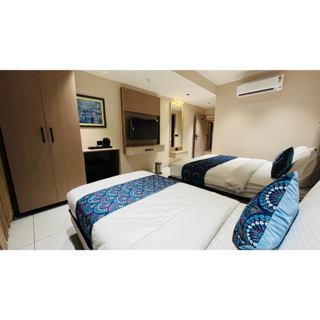 Hotel Royal Town Ahmedabad Bagian luar foto