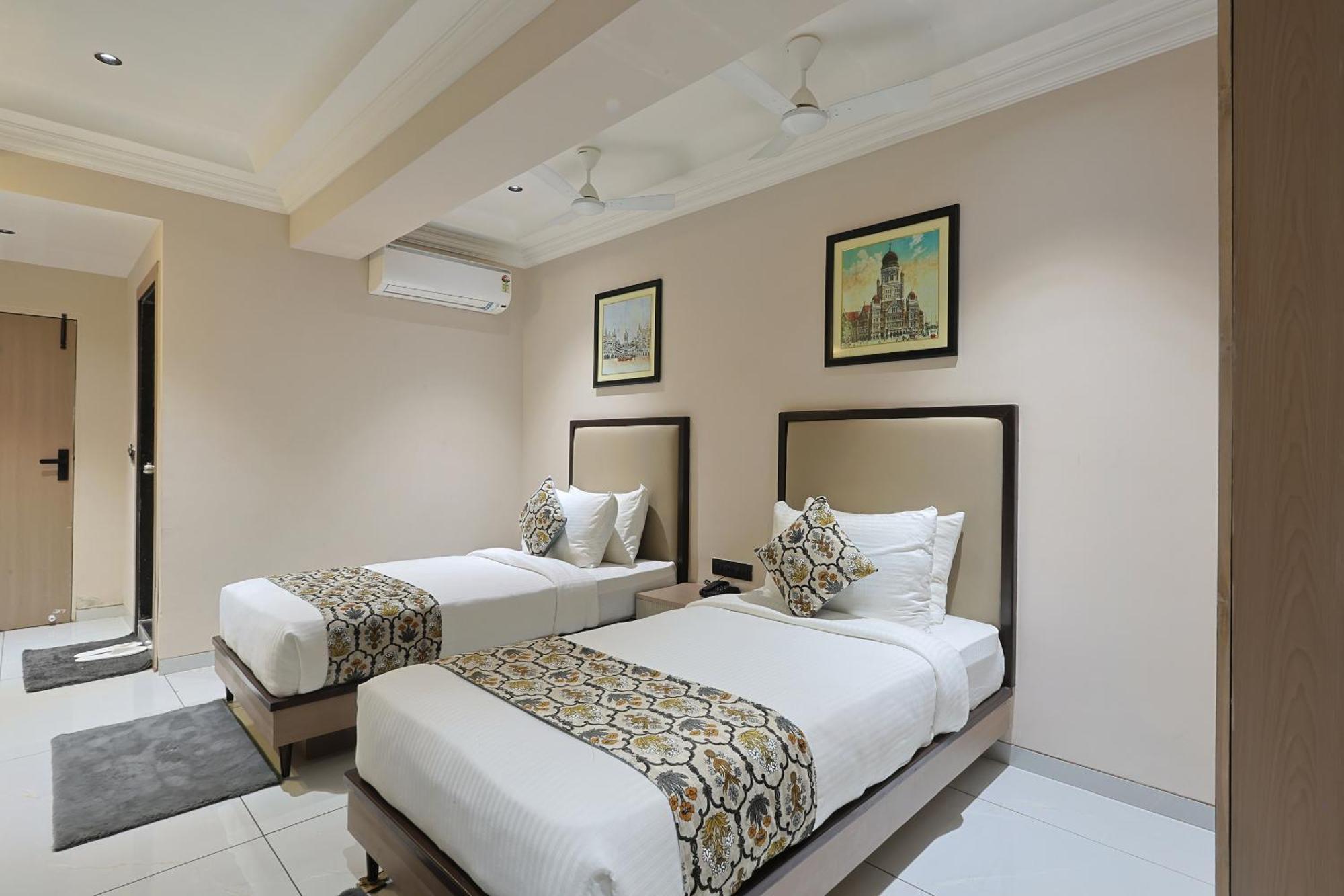 Hotel Royal Town Ahmedabad Bagian luar foto