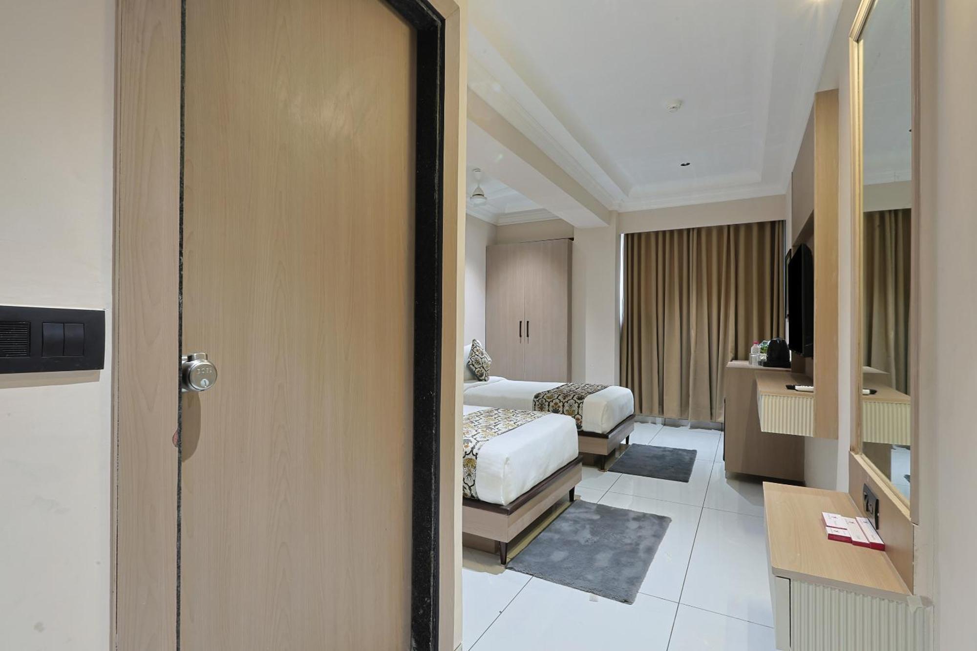 Hotel Royal Town Ahmedabad Bagian luar foto