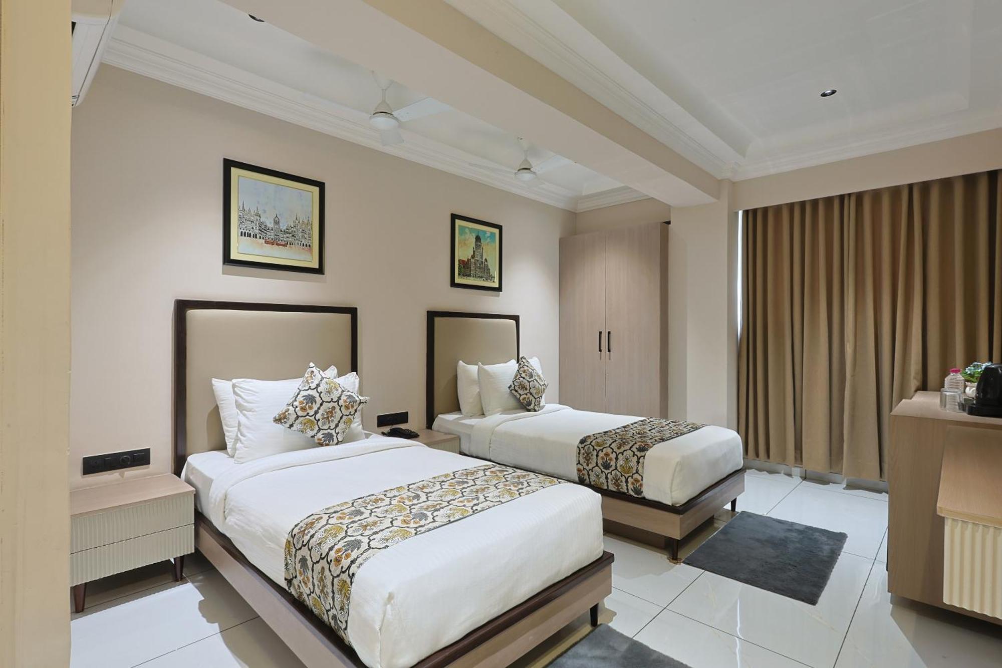 Hotel Royal Town Ahmedabad Bagian luar foto