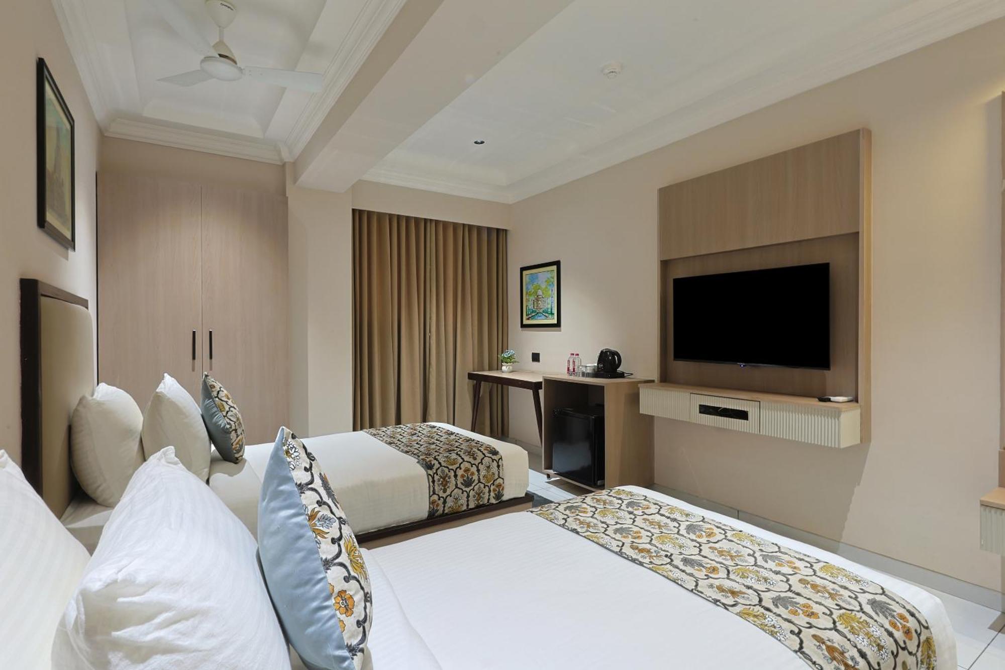 Hotel Royal Town Ahmedabad Bagian luar foto