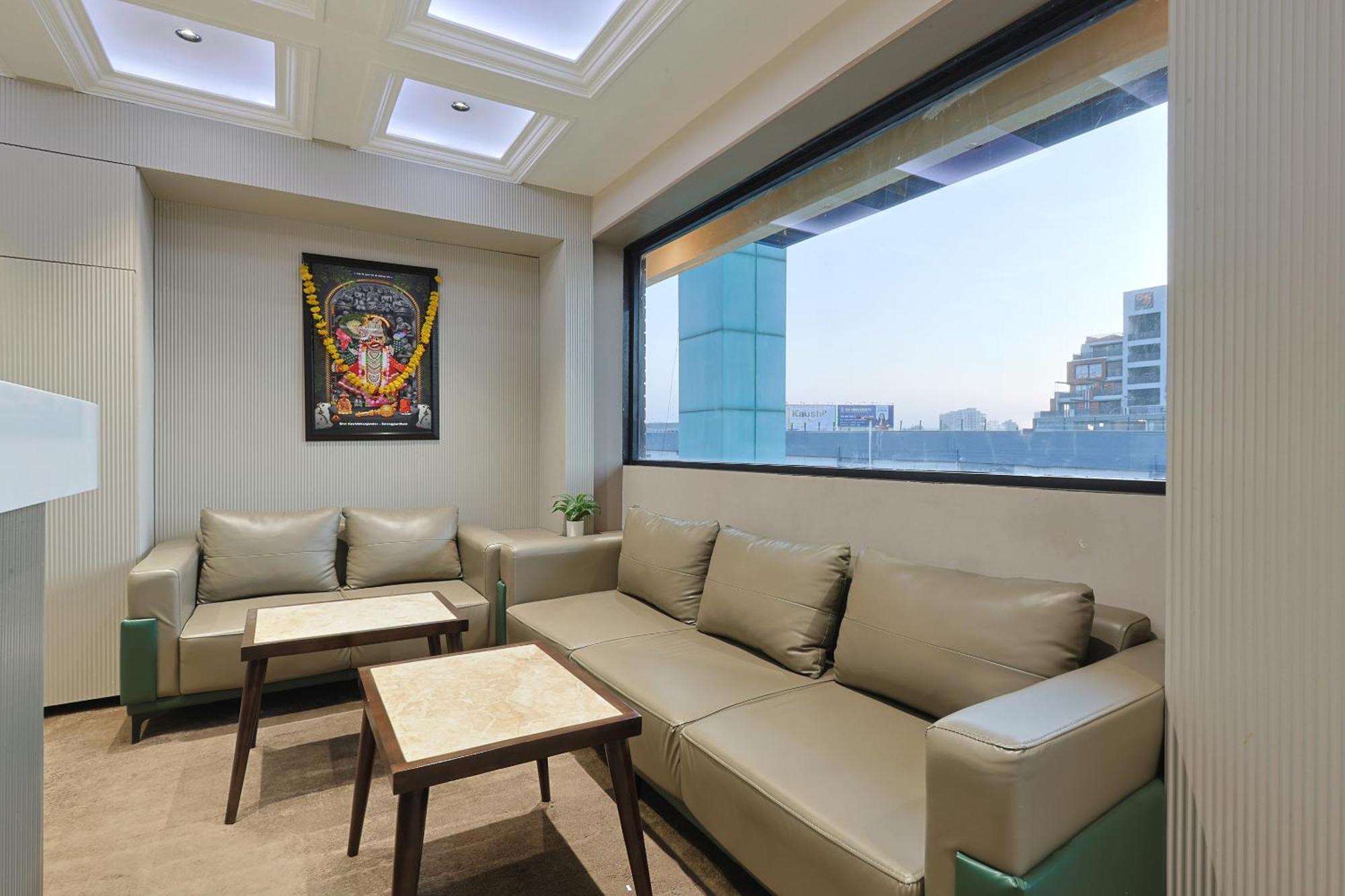 Hotel Royal Town Ahmedabad Bagian luar foto