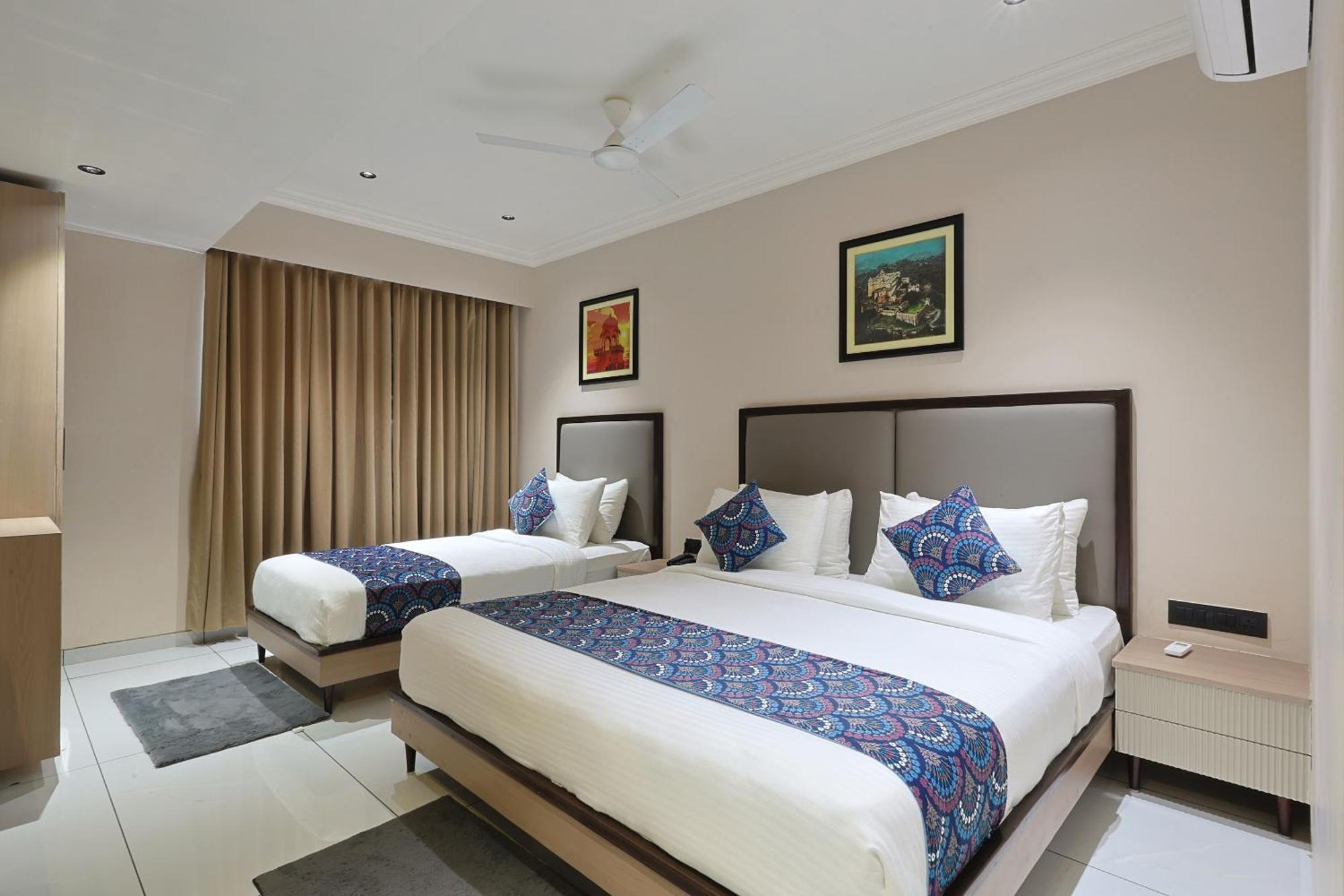 Hotel Royal Town Ahmedabad Bagian luar foto