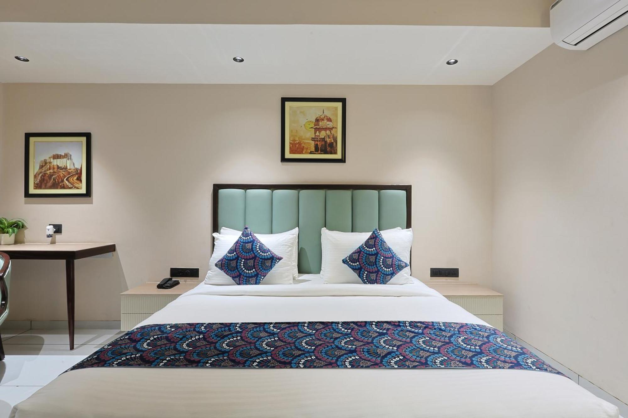 Hotel Royal Town Ahmedabad Bagian luar foto
