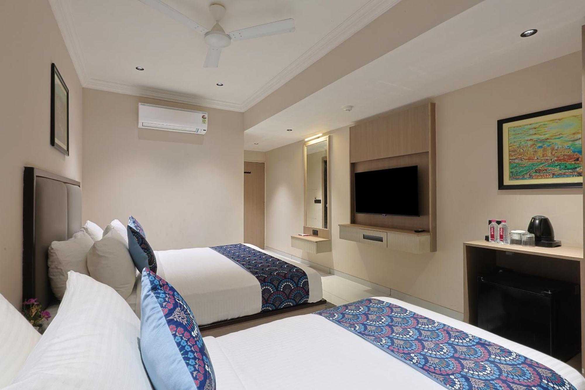 Hotel Royal Town Ahmedabad Bagian luar foto