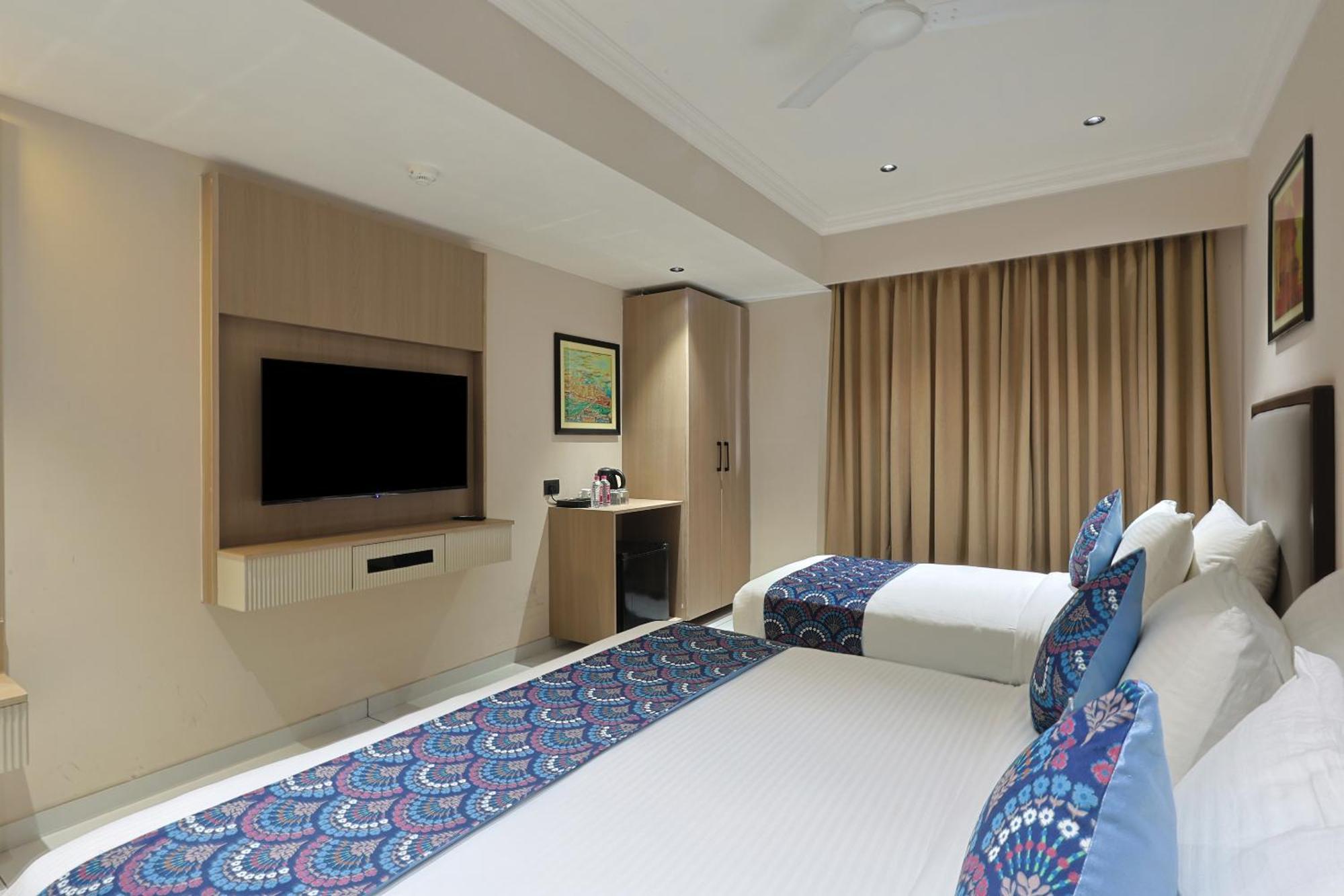 Hotel Royal Town Ahmedabad Bagian luar foto