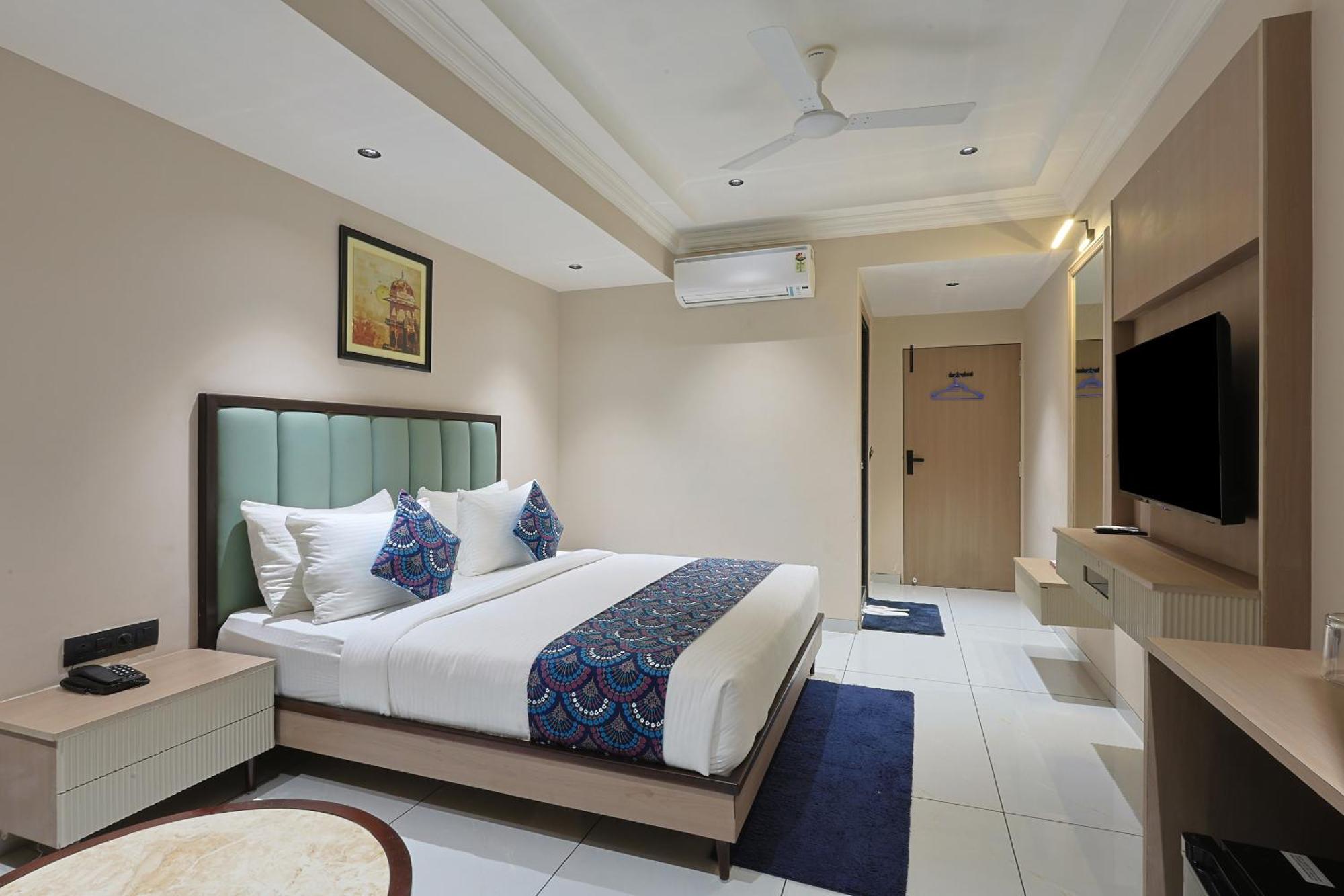 Hotel Royal Town Ahmedabad Bagian luar foto