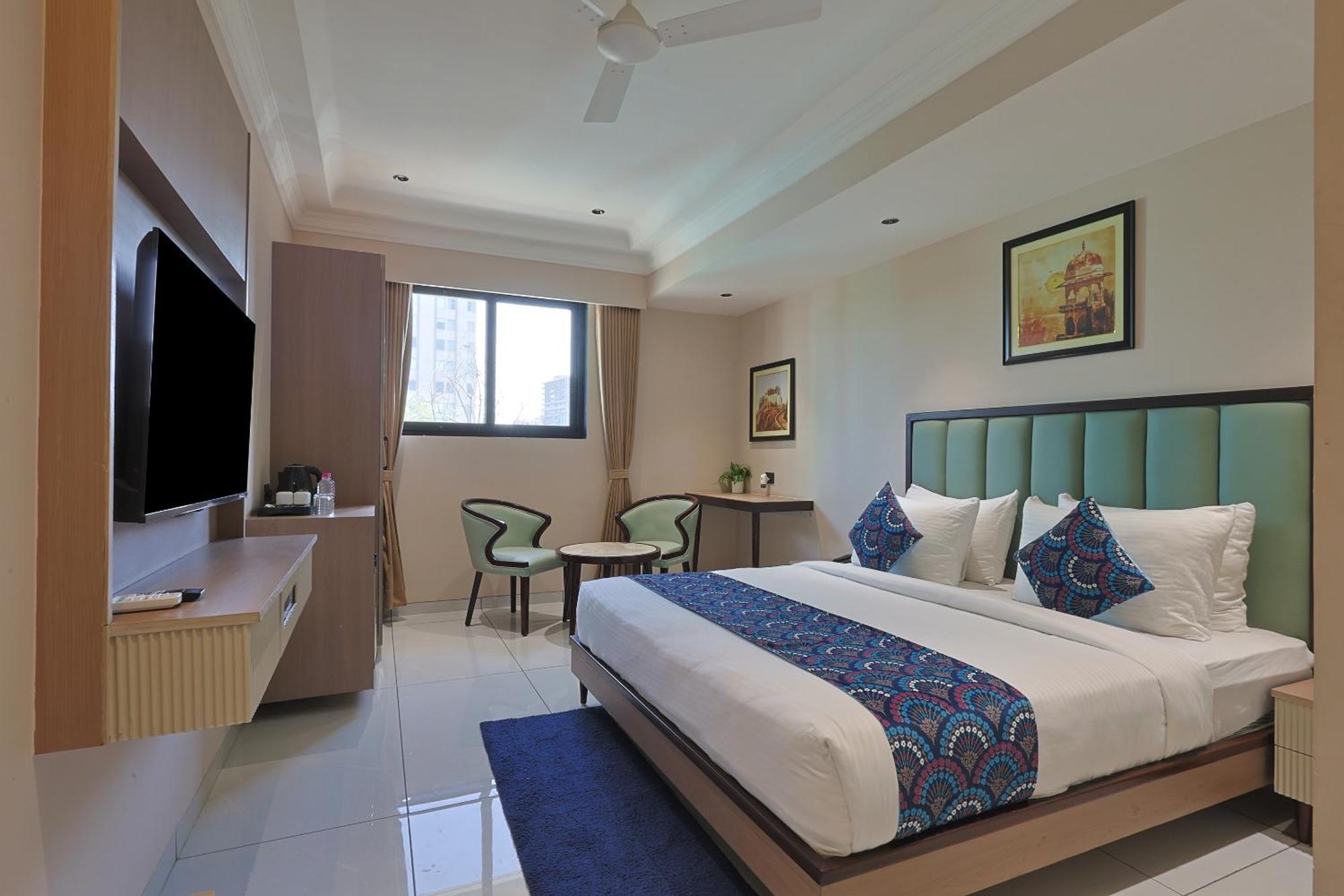 Hotel Royal Town Ahmedabad Bagian luar foto