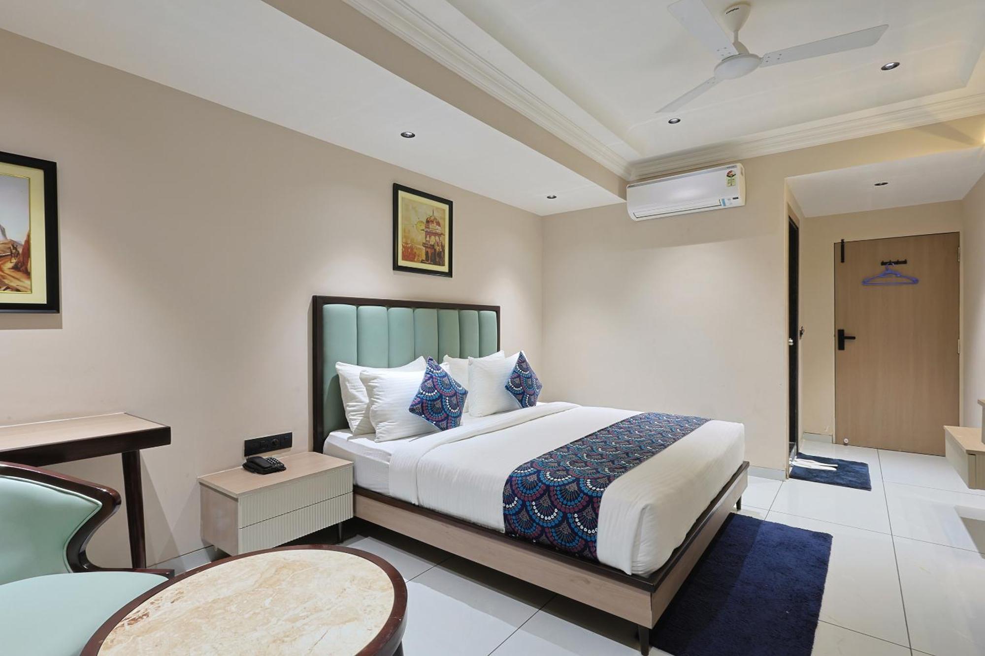 Hotel Royal Town Ahmedabad Bagian luar foto
