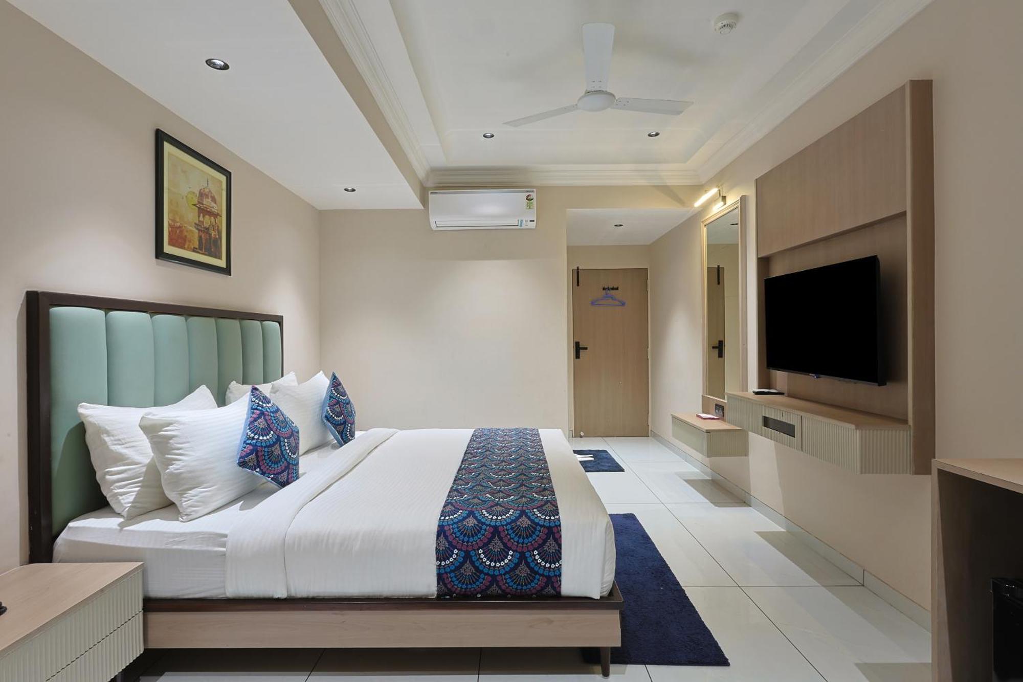 Hotel Royal Town Ahmedabad Bagian luar foto