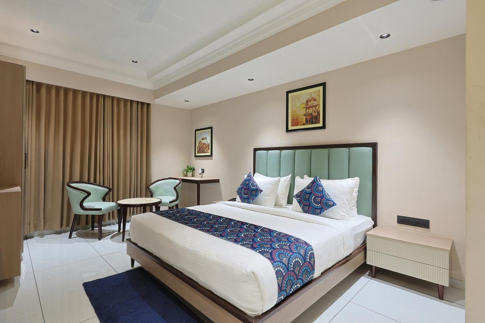 Hotel Royal Town Ahmedabad Bagian luar foto