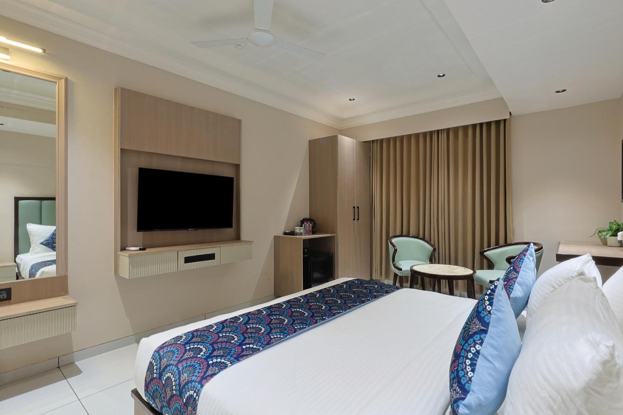 Hotel Royal Town Ahmedabad Bagian luar foto