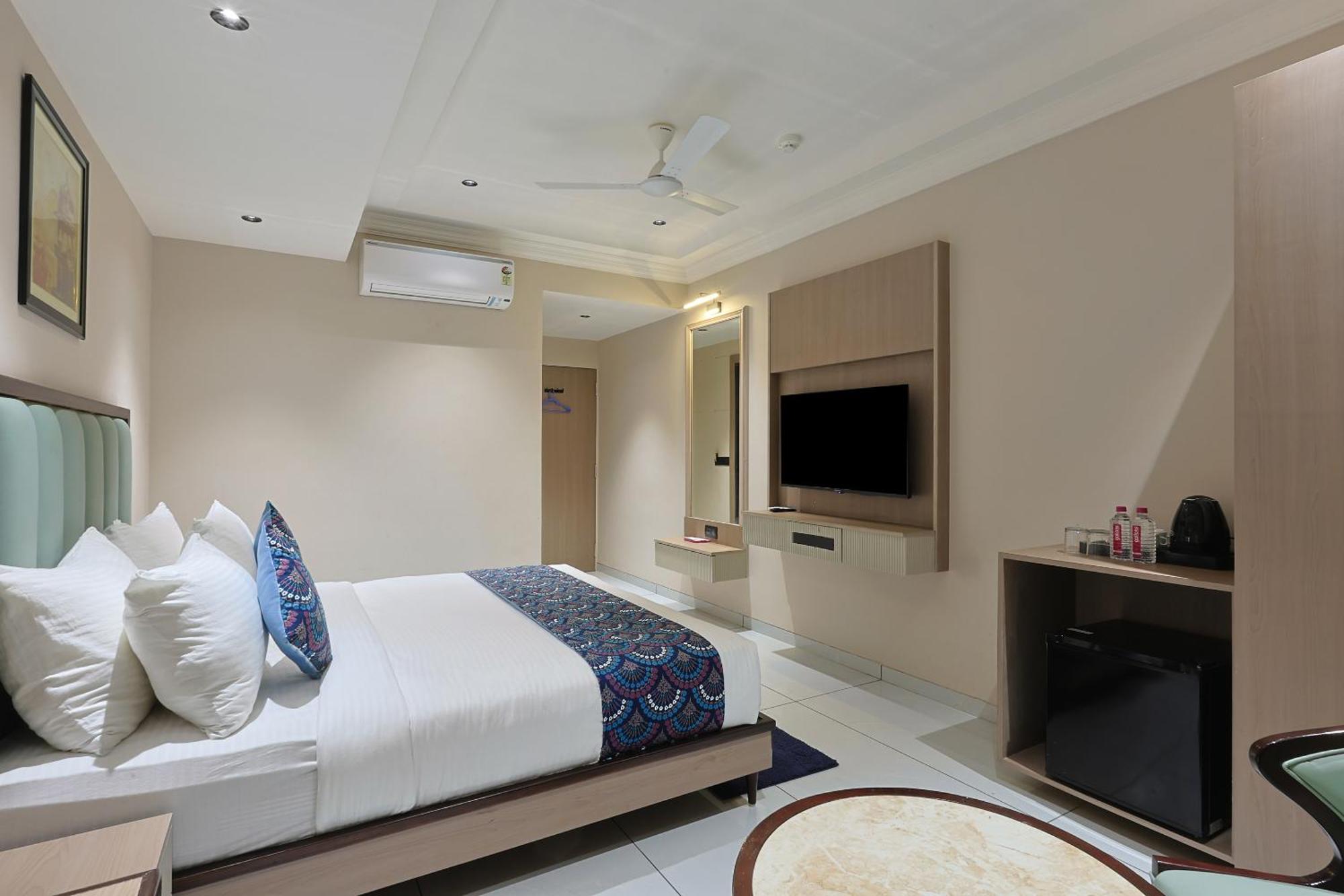 Hotel Royal Town Ahmedabad Bagian luar foto